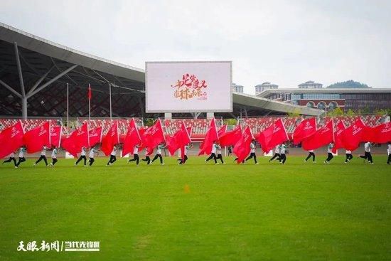 本场比赛，勇士外线手感掉线，他们全队三分33投仅8中，本赛季首次单场三分命中数不足10个。